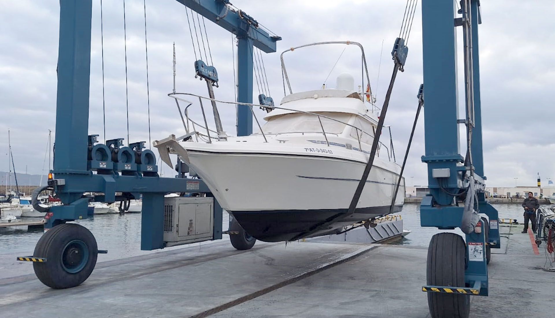 Barco preparado para la revisión y mantenimiento de invierno.