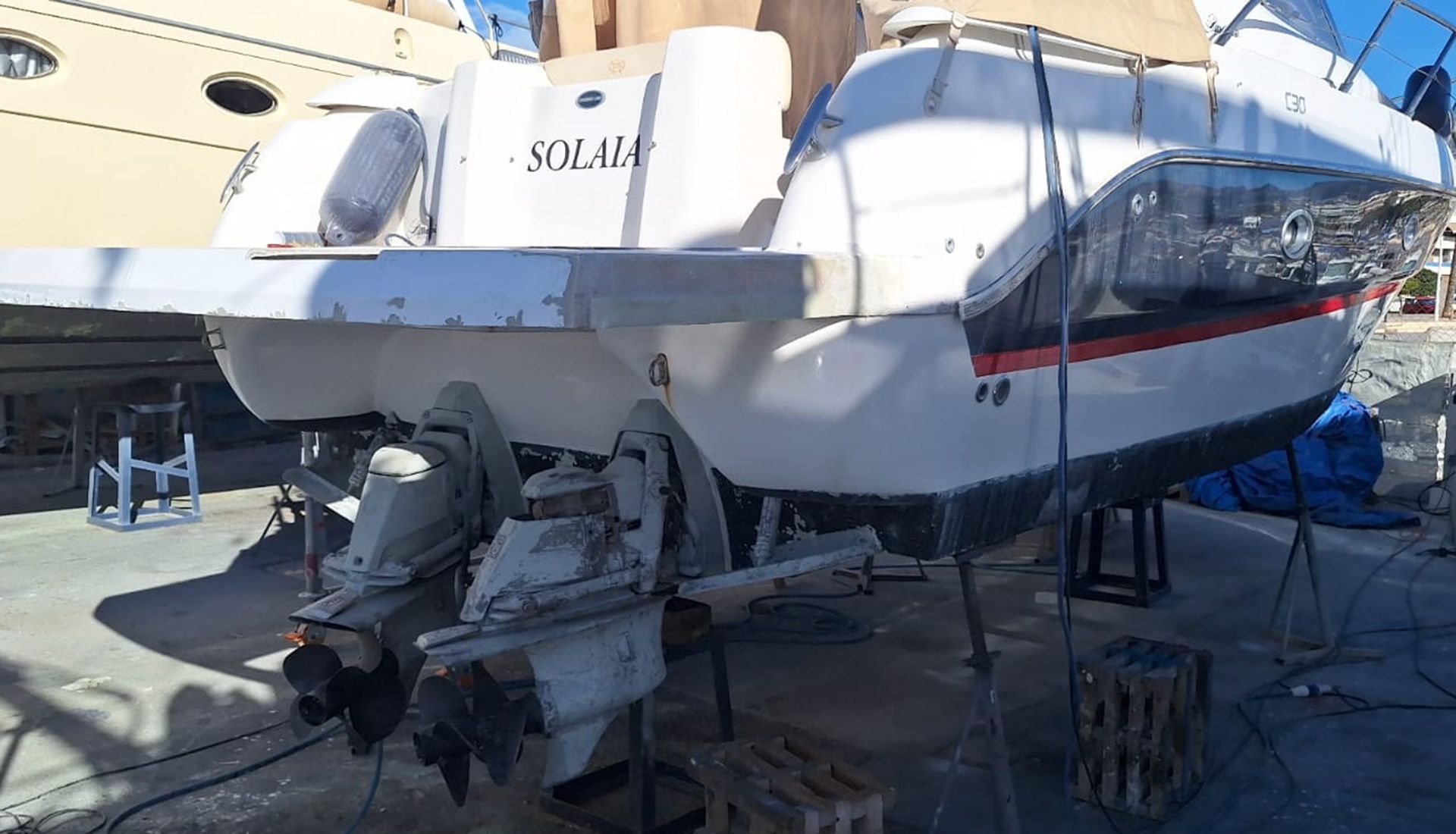 Barco al que se le están realizando trabajos de reparación de poliéster.
