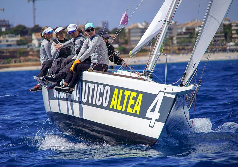 Velero del Club Náutico Altea en la liga nacional femenina de vela.