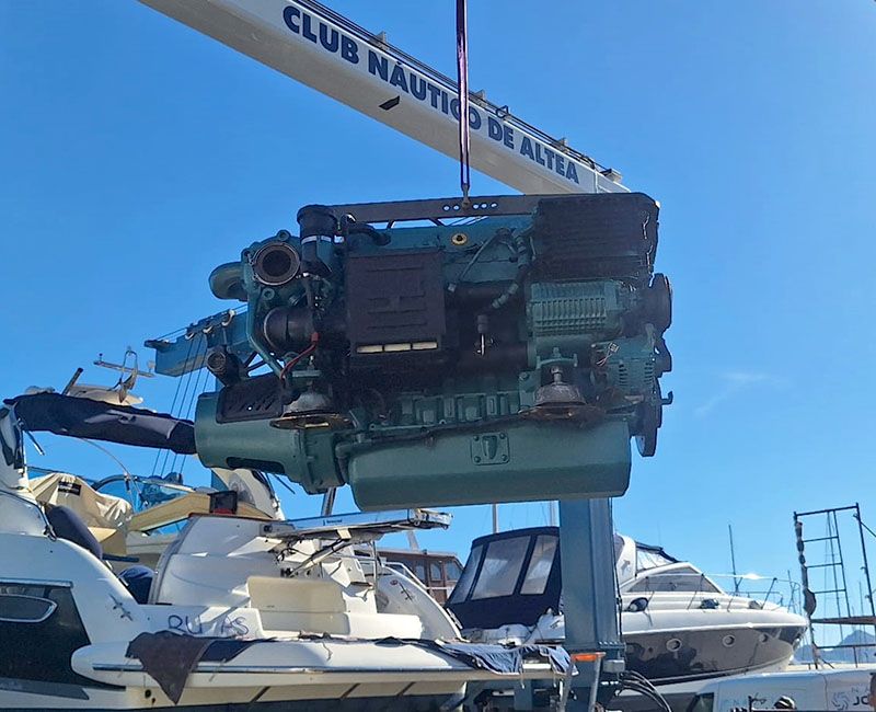 Traslado de Motor Volvo Penta después de una reparación mecánica en el taller Náutica Joalmar.