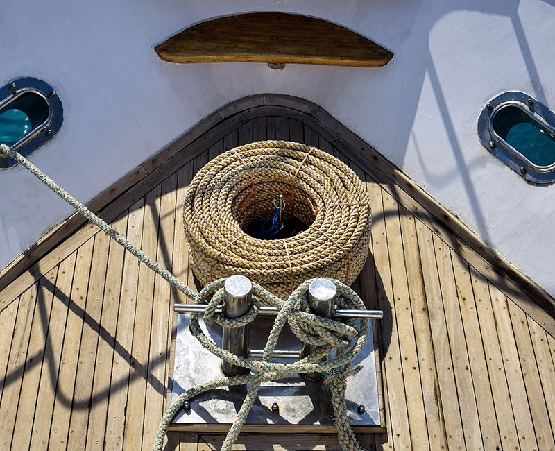 Cubierta de un barco donde se ven las cuerdas.