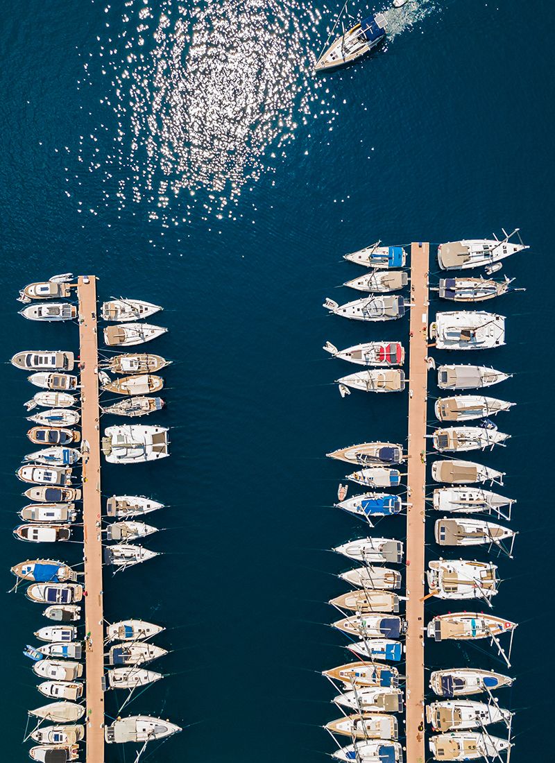 Vista aérea de embarcadero con barcos atracados.