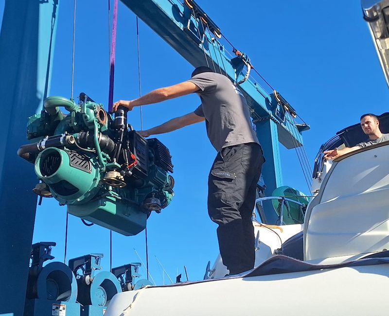 Equipo de trabajo de Náutica Joalmar realizando el traslado de Motor Volvo Penta después de una reparación mecánica en el taller. En la imagen se puede ver como trabajamos nosotros.