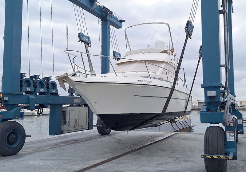 Barco preparado para la revisión y mantenimiento de invierno.