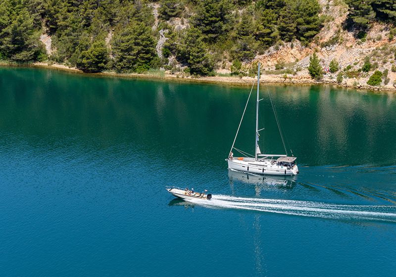 Velero y lancha en el mar.