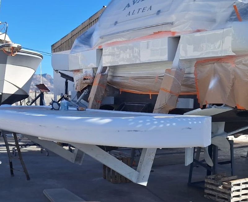 Barco al que se le están realizando trabajos de reparación de poliéster.