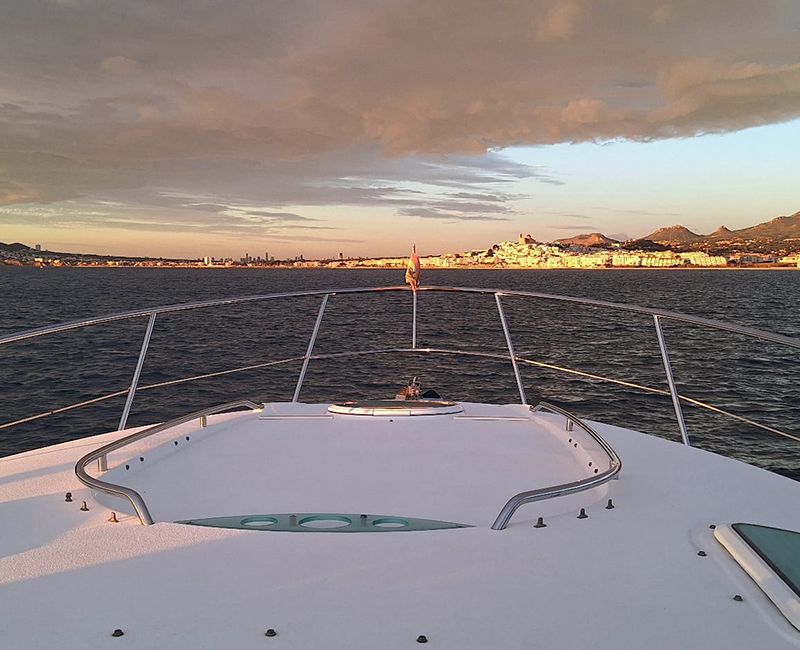 Foto desde el mar donde se ve Altea. Servicios náuticos Joalmar.