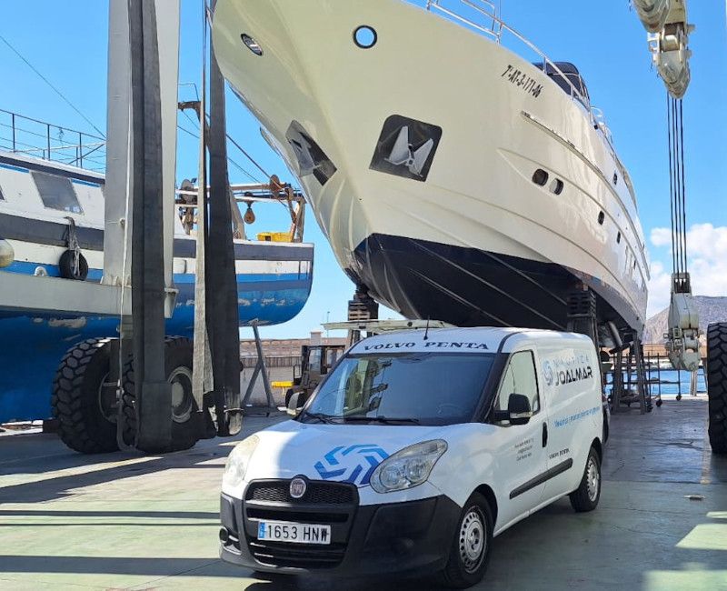 Náutica Joamar haciendo el mantenimiento de un barco.
